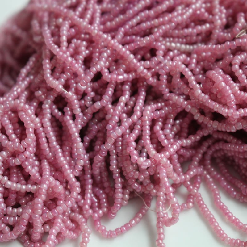 アンティークシードビーズ Ø2㎜（ｽﾓｰｸﾋﾟﾝｸ） 1920年代 フランス製 | Le