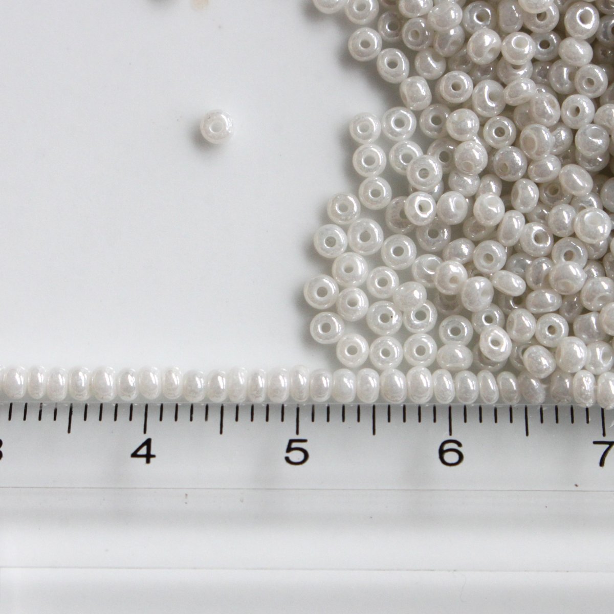 シードビーズ4g (ﾊﾟｰﾙﾎﾜｲﾄ) Ø2㎜ フランスヴィンテージ 654 | Le ma