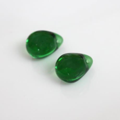 .ドロップガラスビーズ13㎜　2個（green）　チェコ80年代ヴィンテージ　　147