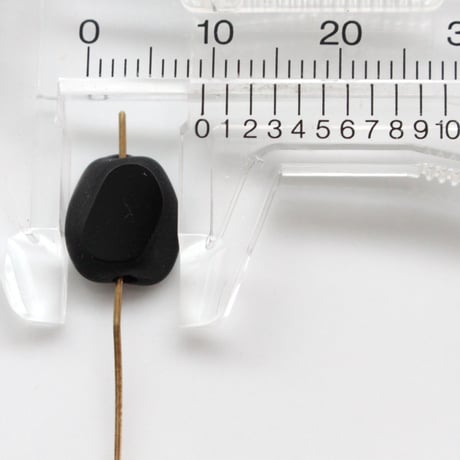 . フラットぺブル型ガラスビーズ 4個（ブラック）　10㎜