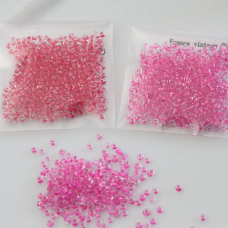 シードビーズ　5ｇ　Ø2㎜　(Magenta)　フランスヴィンテージ　　2702