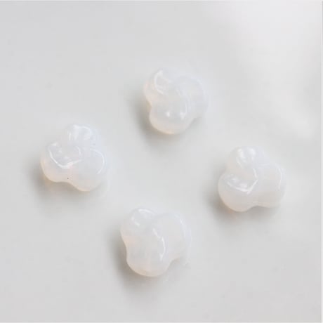 フラワーモチーフビーズ （乳白色）4個　10㎜　フランス現行　2262
