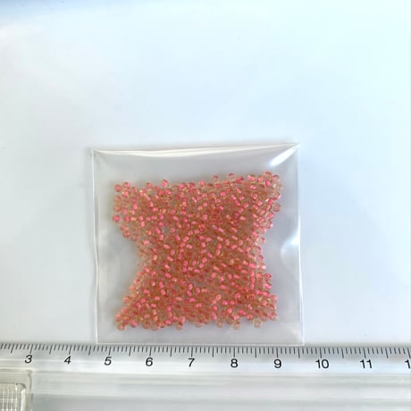シードビーズ3ｇ (salmon roe)  Ø2㎜　　フランスヴィンテージ　2652