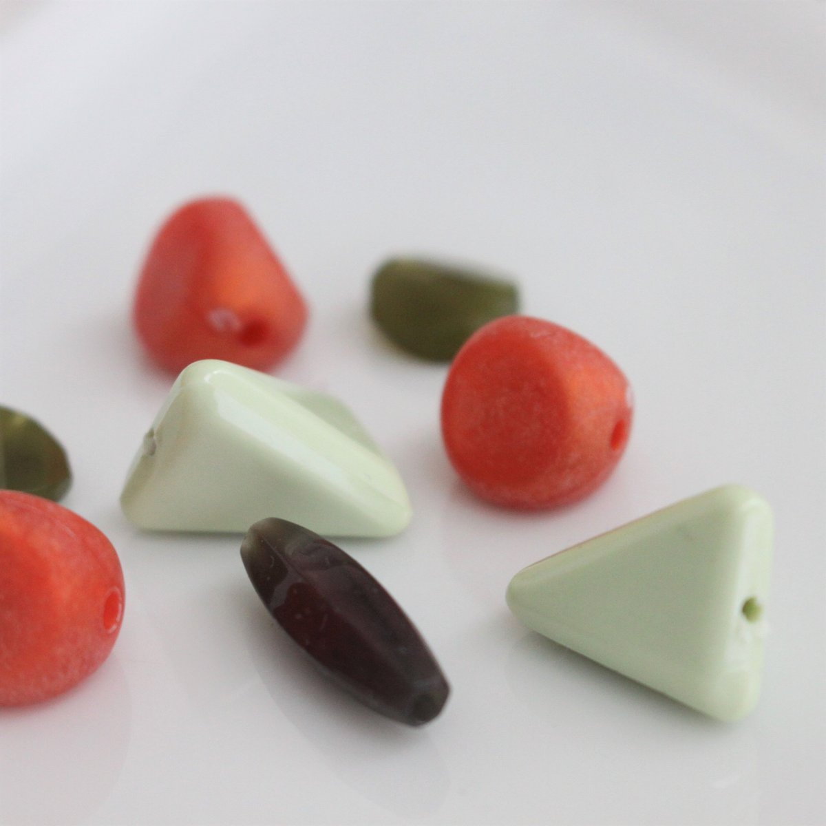 三角ビーズ2個（ｸﾞﾘｰﾝ）18㎜ ドイツ製80年代ヴィンテージ 287A