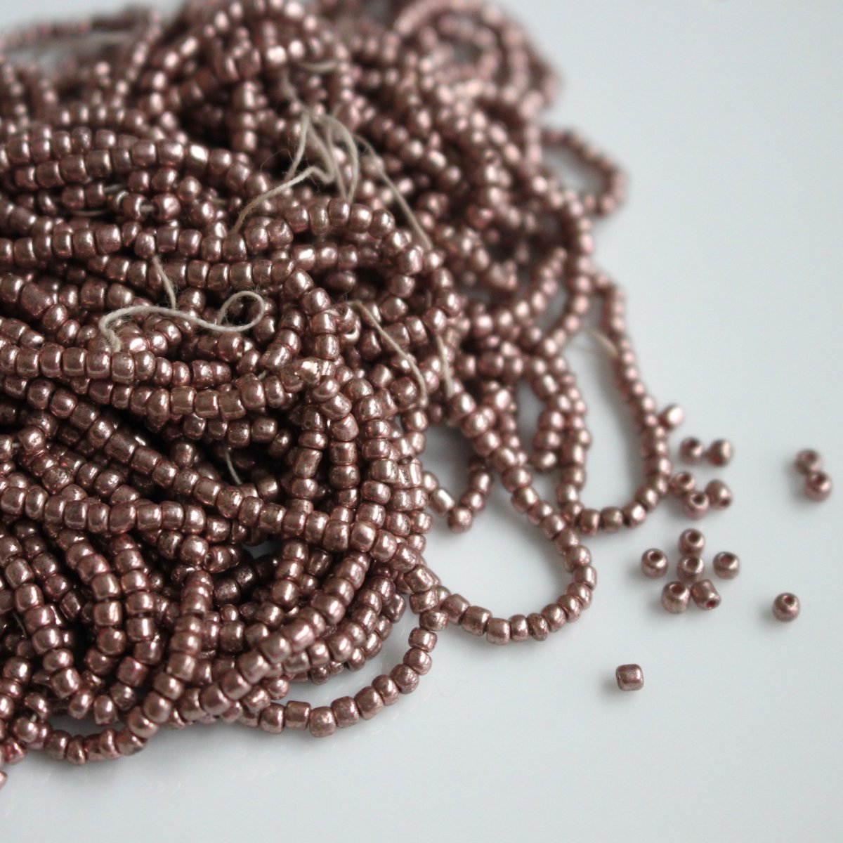 ぶーりん　アンティークビーズ アンティークシードビーズ Ø2㎜（ﾏｯﾄﾋﾟﾝｸｺﾞｰﾙﾄﾞ）3g 1920年代