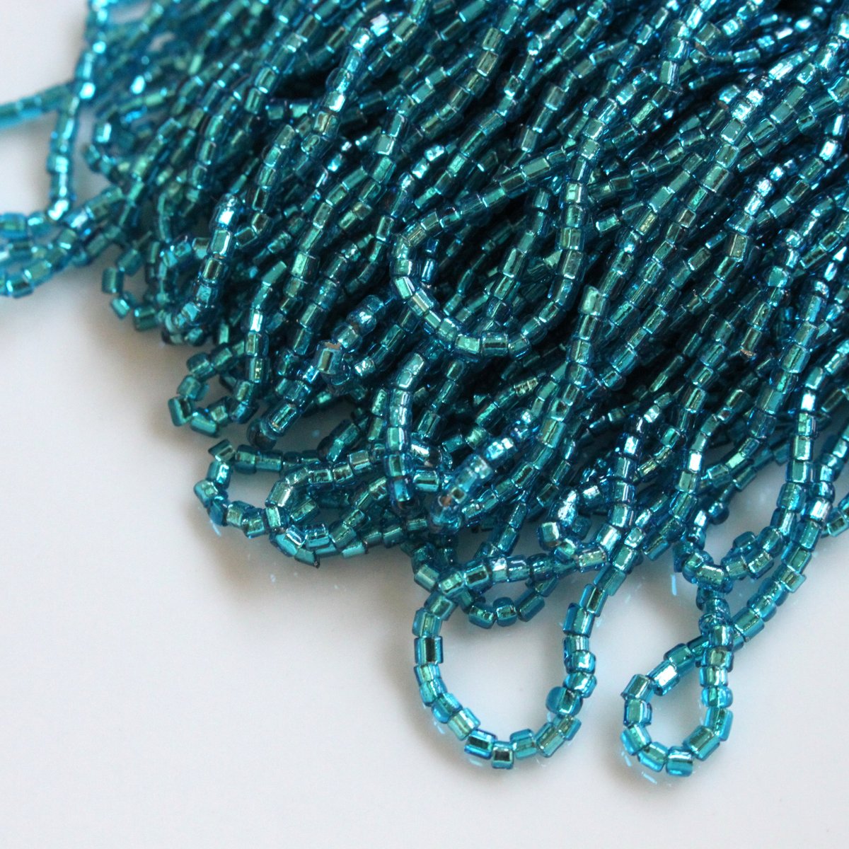 シードビーズ (ﾒﾀﾘｯｸﾌﾞﾙｰ) Ø2㎜ チェコヴィンテージ fe15 | Le m