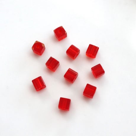 ちいさなキューブガラスビーズ （クリアレッド）10個　4㎜　フランス現行　216