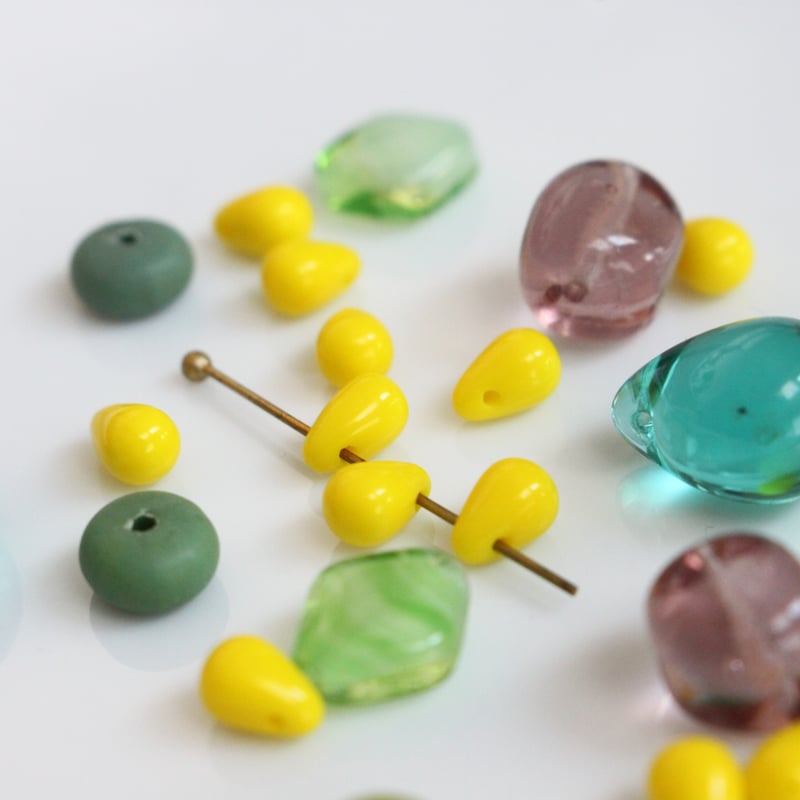 小さなティアドロップビーズ4×6㎜ 10個（ｲｴﾛｰ）チェコ