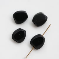 . フラットぺブル型ガラスビーズ 4個（ブラック）　10㎜ 504
