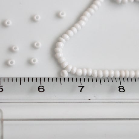 . 1940年代糸通しシードビーズ Ø2㎜（ホワイト）チェコヴィンテージ　OR11