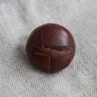 フランスの古いレザーくるみボタン(F)　27㎜　フランスアンティーク