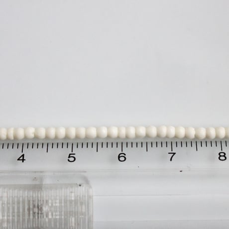 . ちいさなボーンビーズ2.5㎜  1本　インドヴィンテージ　574