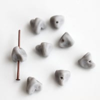 .ちいさな三角ビーズ 8個（マットグレー）7㎜　フランスヴィンテージ　308