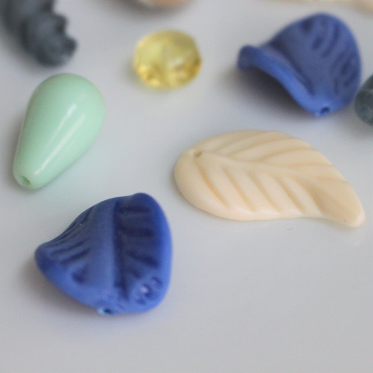 ボヘミアガラスビーズ2個（イエロー） 9㎜ チェコヴィンテージ 2281  