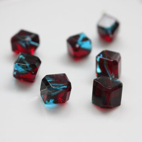 .  キューブ型ウランガラスビーズ10㎜（red×blue）チェコヴィンテージ　118