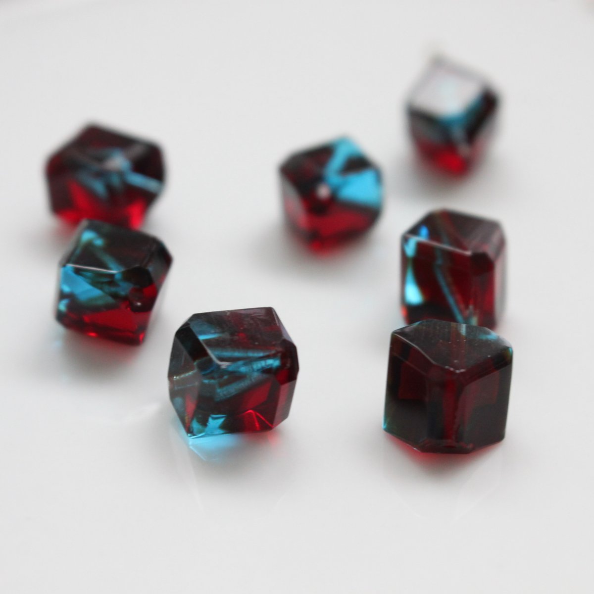 キューブ型ウランガラスビーズ10㎜（red×blue）チェコヴィンテージ 118