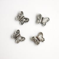 . ちいさな蝶のメタルビーズ 2個　10㎜　チベットシルバー フランスヴィンテージ　110