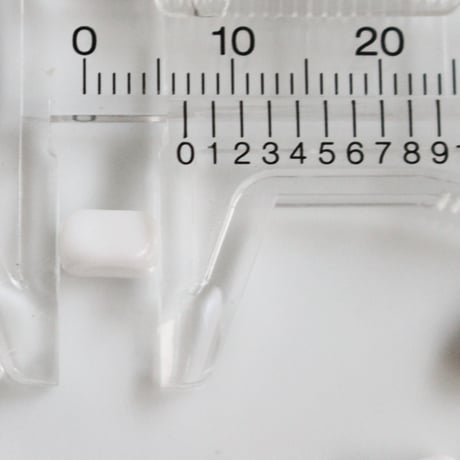 .ちいさな長方形ガラスビーズ7㎜　14個（white）　チェコ80年代ヴィンテージ　2323