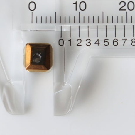小さなゴールドキューブガラスビーズ6㎜  （２個セット）フランス現行　　481