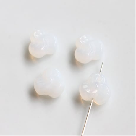 フラワーモチーフビーズ （乳白色）4個　10㎜　フランス現行　2262