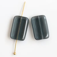 .フラット長方形ガラスビーズ19㎜　2個（bluegray）　チェコ80年代ヴィンテージ　2299