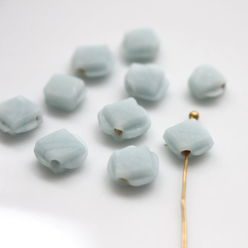 マットなスクエアビーズ8個（水色）8㎜ フランス製ヴィンテージ 252