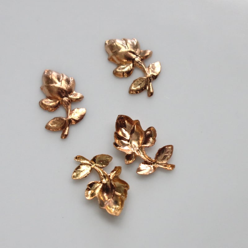 真鍮 一輪の薔薇パーツ 4個 15㎜ フランスヴィンテージ 682 | Le manège