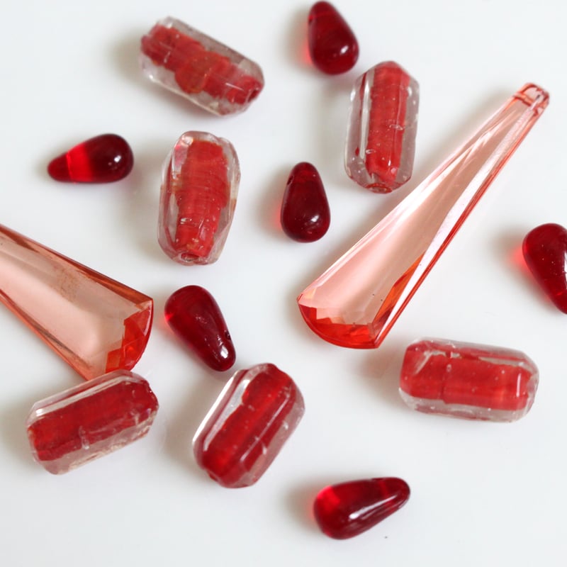 スリムなティアドロップガラスビーズ11×6㎜（濃い赤）10個 チェコ