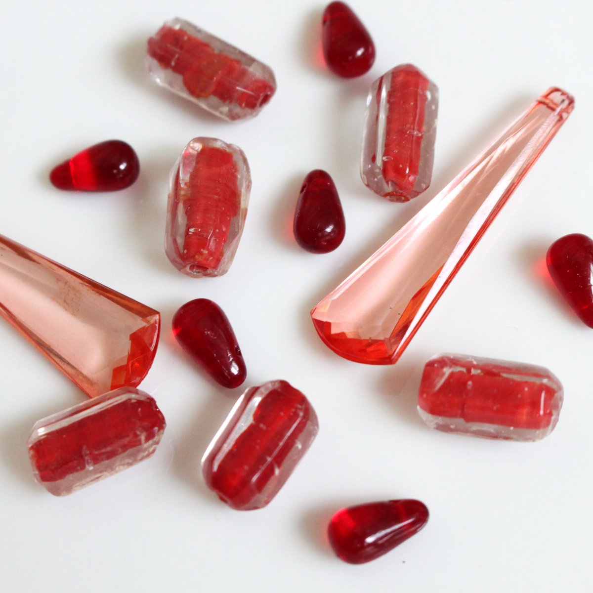 スリムなティアドロップガラスビーズ11×6㎜（濃い赤）10個 チェコ