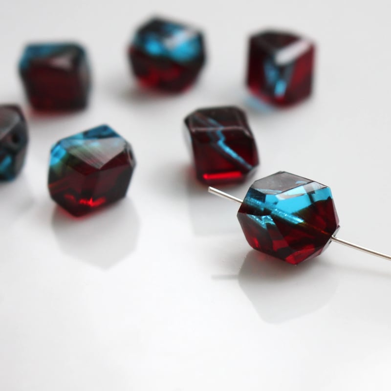 キューブ型ウランガラスビーズ10㎜（red×blue）チェコヴィンテージ 118