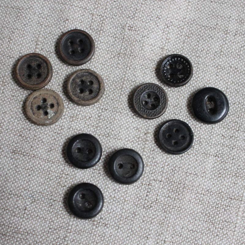 フランスの古い紙製ボタン14㎜（ﾌﾞﾗｯｸ）パピエ・マシェ ボタン