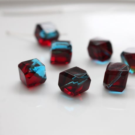 .  キューブ型ウランガラスビーズ10㎜（red×blue）チェコヴィンテージ　118