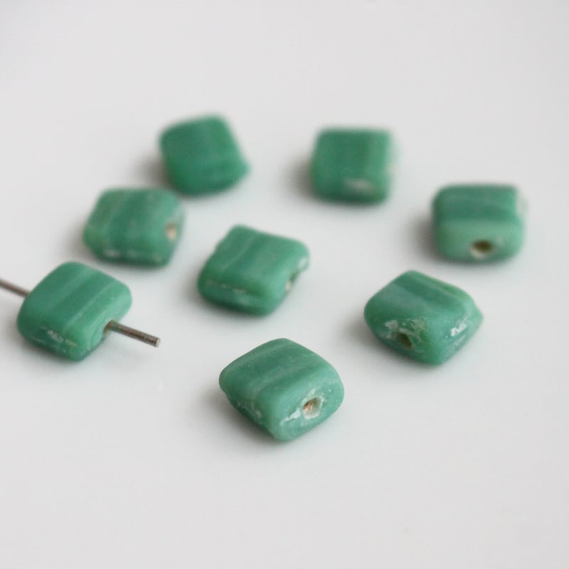 マットなスクエアビーズ6個（ｸﾞﾘｰﾝ）7㎜ フランス製ヴィンテージ 412  