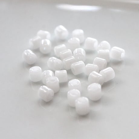 フランス製 筒型カットチューブビーズ3.5g（乳白）4㎜　フランスヴィンテージ　266