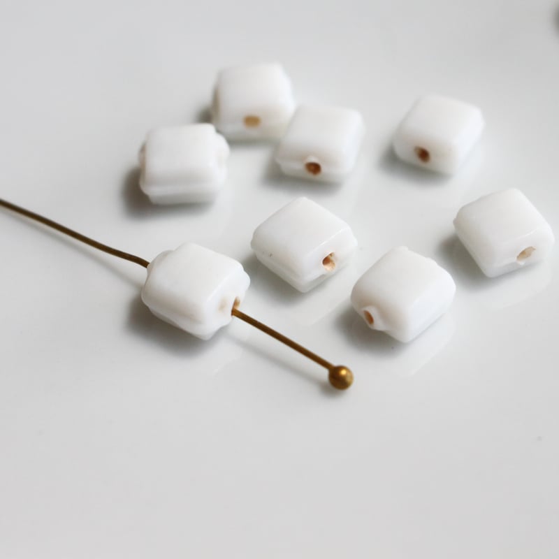 マットなスクエアビーズ8個（ﾎﾜｲﾄ）7㎜ フランス製ヴィンテージ 2253  