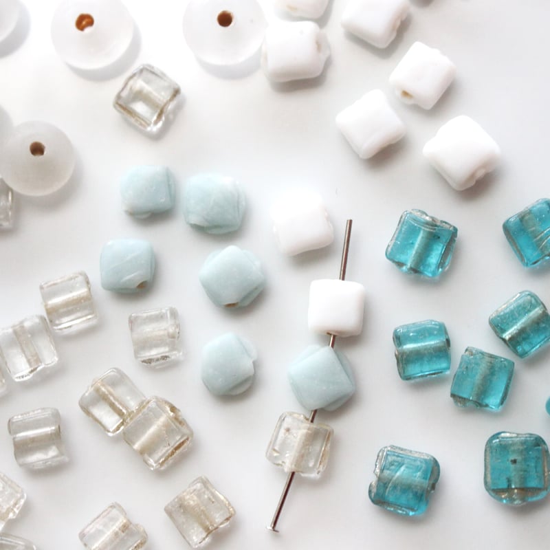 マットなスクエアビーズ8個（ﾎﾜｲﾄ）7㎜ フランス製ヴィンテージ