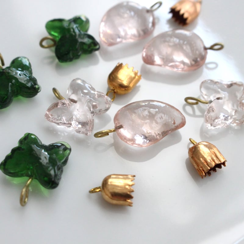 souフランスアンティーク　可愛らしい枝付きガラスパーツ　希少　赤系 sou様専用フランスアンティーク 可愛らしい枝付きガラスパーツ