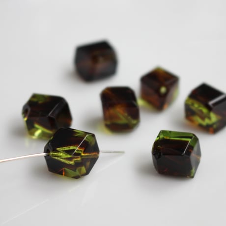 .  キューブ型ガラスビーズ10㎜（green×brown）チェコヴィンテージ　167
