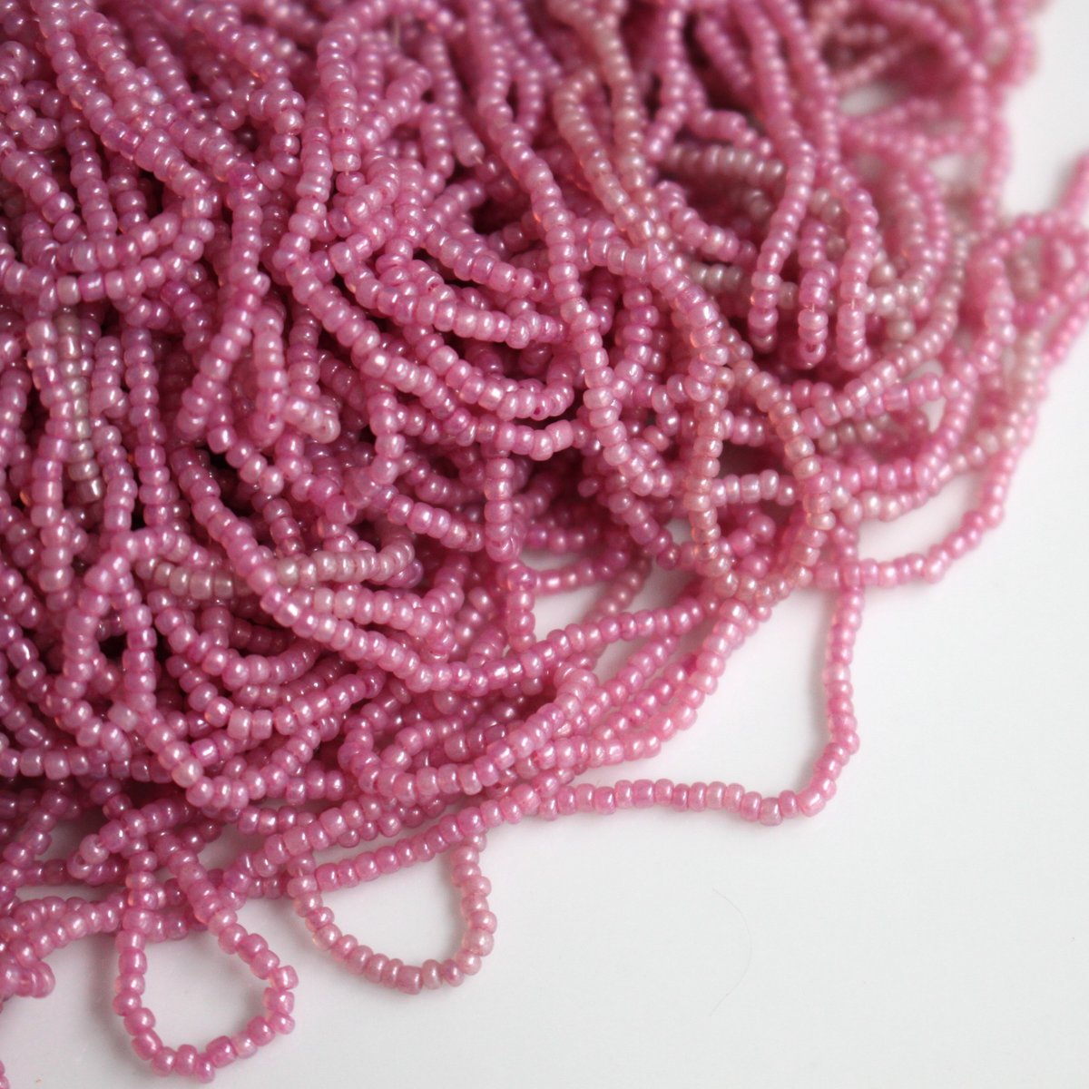 アンティークシードビーズ Ø2㎜（ｽﾓｰｸﾋﾟﾝｸ） 1920年代 フランス製 | Le