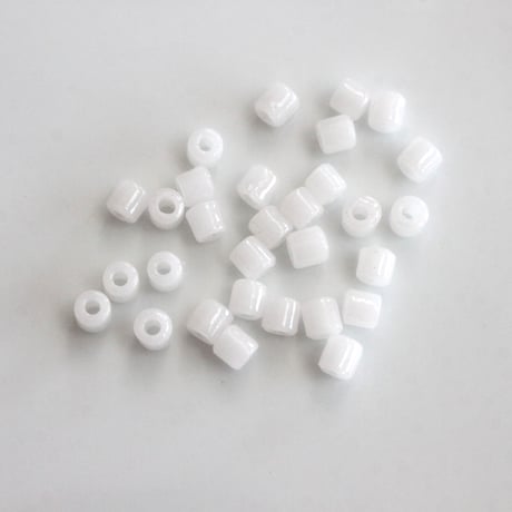 フランス製 筒型カットチューブビーズ3.5g（乳白）4㎜　フランスヴィンテージ　266