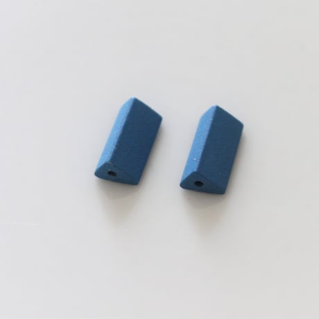 三角柱マットビーズ２個（blue）13㎜　472