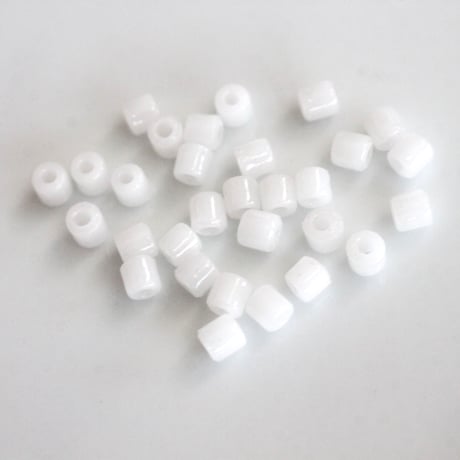 フランス製 筒型カットチューブビーズ3.5g（乳白）4㎜　フランスヴィンテージ　266