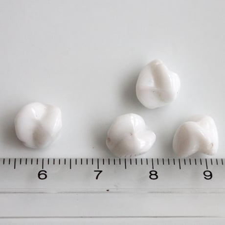 くぼみガラスビーズ9㎜（ホワイト）6個　チェコヴィンテージ 147