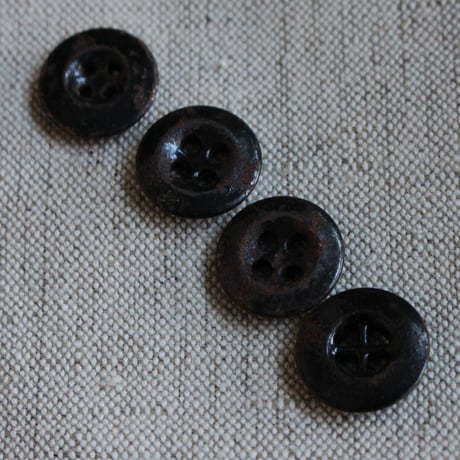 古い四つ穴の金属ボタン　17㎜ フランスヴィンテージ　180