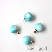 .  カン付きラウンドパーツ7㎜（Blue x gold）4個　チェコヴィンテージ
