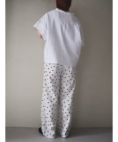 キーネックTシャツ
