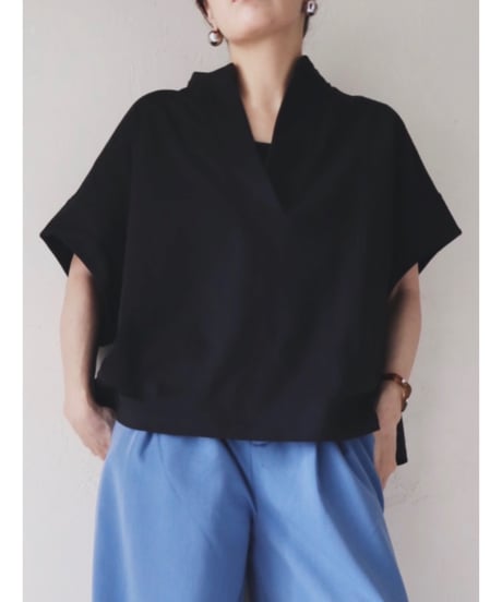 キーネックTシャツ