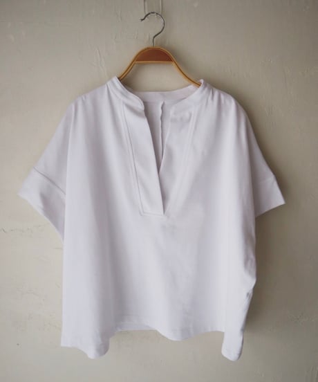 キーネックTシャツ