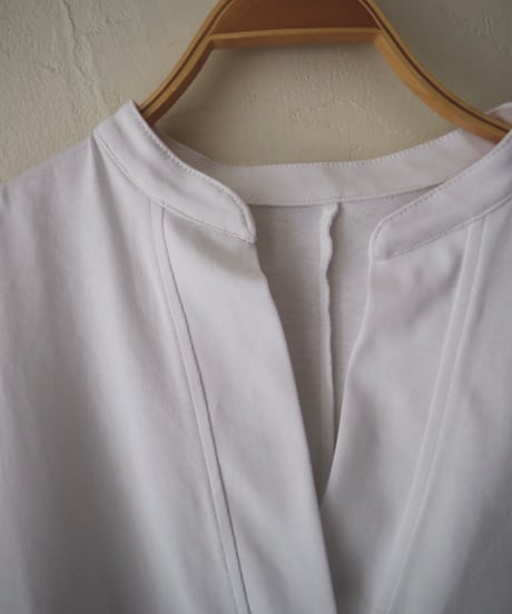 キーネックTシャツ