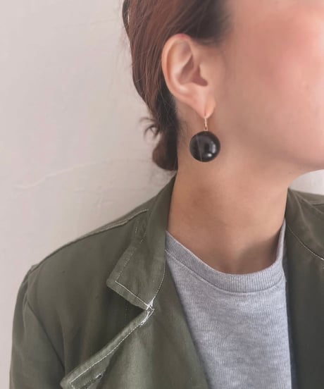 ブラック玉ピアス